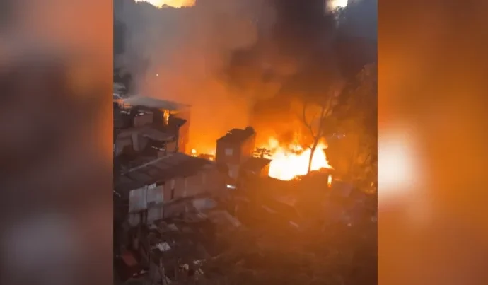 Incêndio atinge várias residências em Paraisópolis, SP