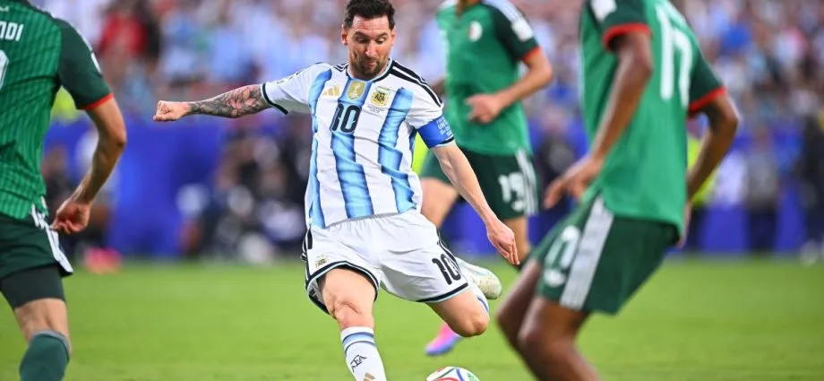 MESSI FALA SOBRE CHORO APÓS PRIMEIRO GOL: "PASSEI POR DIAS DIFÍCILES"