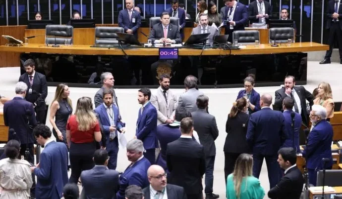 Cenário Político em Brasília: Banco Master e Pautas-Bomba em Foco