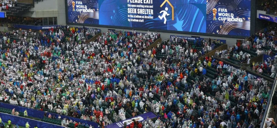 TEMPORAL ATRASA JOGO DA COPA DO MUNDO ENTRE FRANÇA E IRAQUE