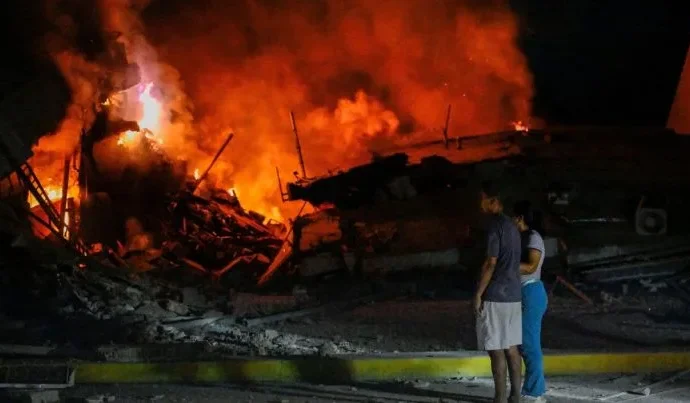 Desabamento de hotel em La Guaira afeta deportados venezuelanos em meio a terremotos