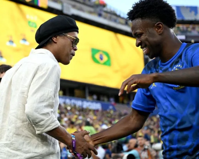 BRASIL X HAITI: RONALDINHO GAÚCHO ENCONTRA JOGADORES DA SELEÇÃO