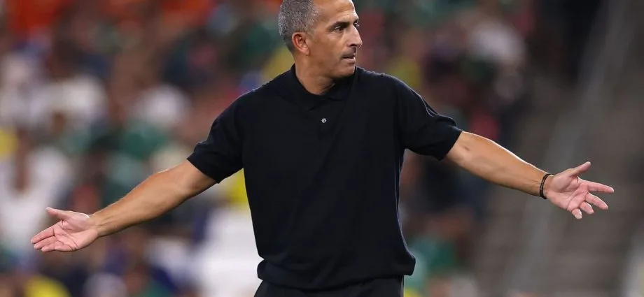 TÉCNICO DA TUNÍSIA DEMITIDO APÓS GOLEADA NA COPA TÉCNICO DA TUNÍSIA DEMITIDO APÓS GOLEADA NA COPA