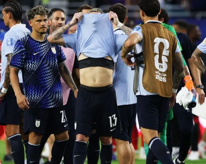 URUGUAI ENFRENTA ESPANHA EM BUSCA DE REAÇÃO NA COPA