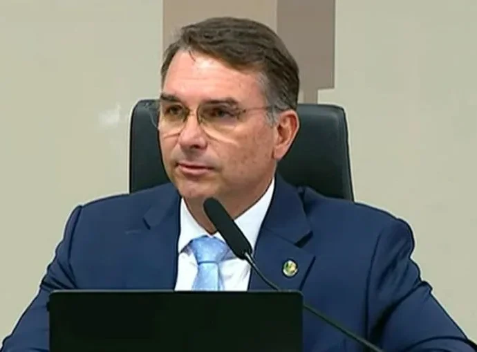 Estados Unidos reafirmam apoio a tarifas sobre importações brasileiras em carta a Flávio Bolsonaro