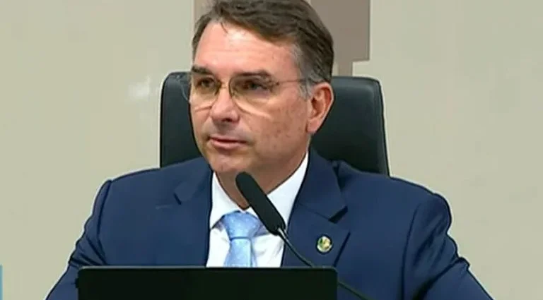 Estados Unidos reafirmam apoio a tarifas sobre importações brasileiras em carta a Flávio Bolsonaro