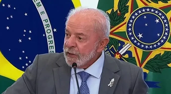 Lula elogia ministro da Fazenda e critica burocracia em cerimônia no Planalto