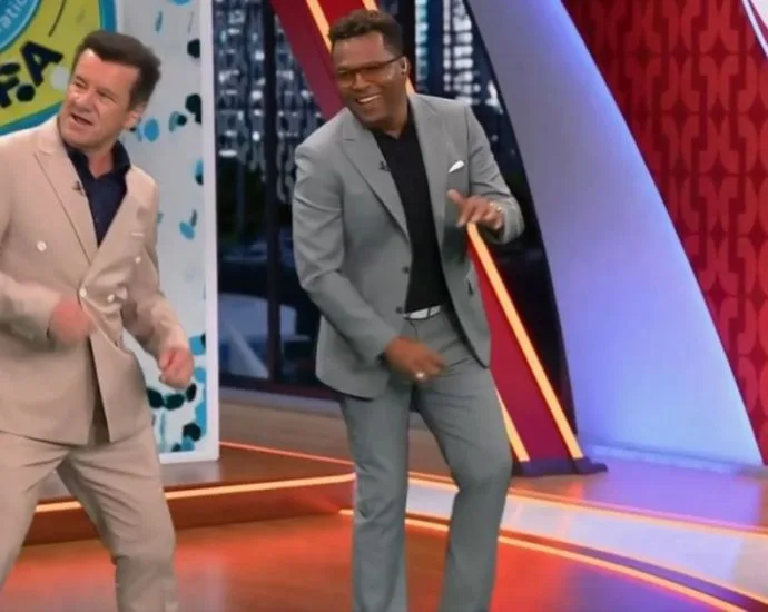 DUNGA DANÇA MÚSICA DE SHAKIRA E VIRA ATRAÇÃO NA TV MEXICANA DUNGA DANÇA MÚSICA DE SHAKIRA E VIRA ATRAÇÃO NA TV MEXICANA