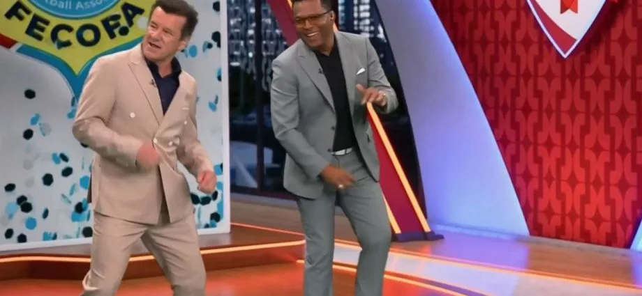 DUNGA DANÇA MÚSICA DE SHAKIRA E VIRA ATRAÇÃO NA TV MEXICANA DUNGA DANÇA MÚSICA DE SHAKIRA E VIRA ATRAÇÃO NA TV MEXICANA