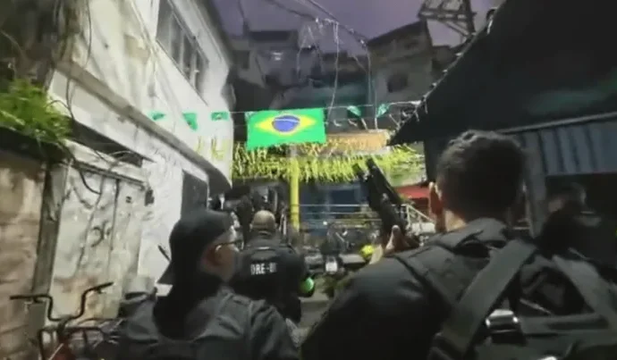 Polícia Civil realiza operação contra o Comando Vermelho no Morro Dona Marta, gerando tiroteio na zona Sul do Rio Polícia Civil realiza operação contra o Comando Vermelho no Morro Dona Marta, gerando tiroteio na zona Sul do Rio