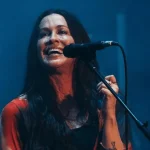 Alanis Morissette revela motivos para se afastar de Los Angeles