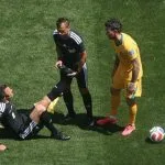 ÁRBITRO DOS ESTADOS UNIDOS X AUSTRÁLIA SOFRE CÂIMBRAS EM CAMPO