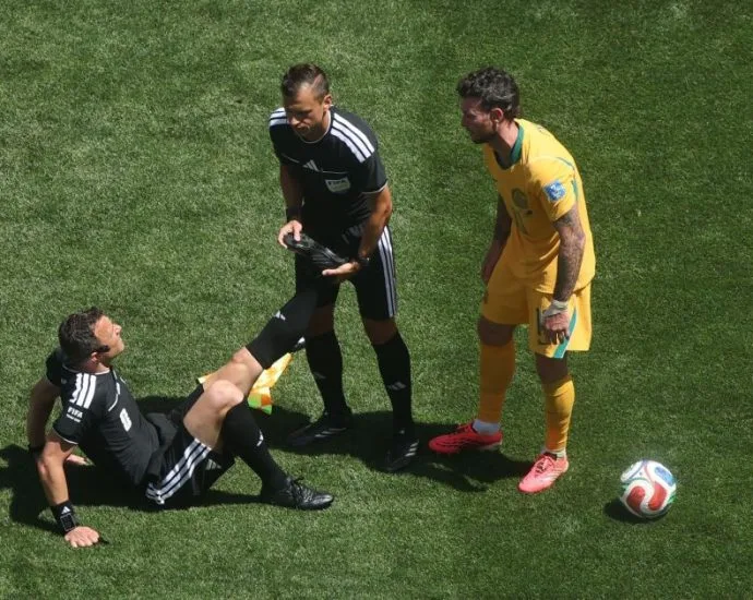 ÁRBITRO DOS ESTADOS UNIDOS X AUSTRÁLIA SOFRE CÂIMBRAS EM CAMPO