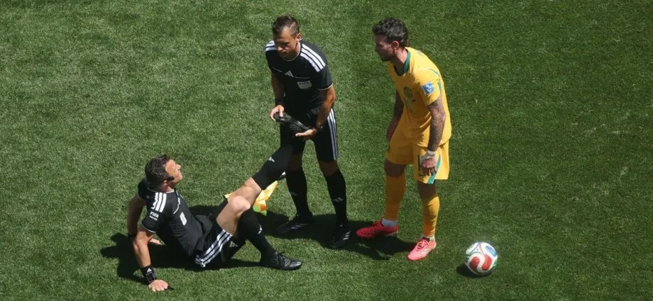 ÁRBITRO DOS ESTADOS UNIDOS X AUSTRÁLIA SOFRE CÂIMBRAS EM CAMPO