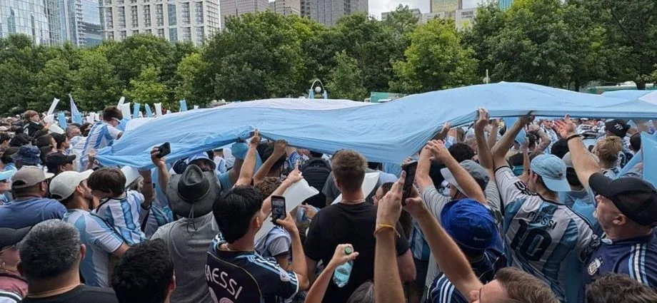 ARGENTINOS TRANSFORMAM DALLAS NO OBELISCO COM CANÇÕES E CHORIPÁN