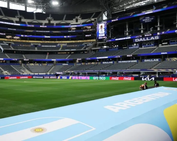 COPA: TORCEDOR PODE SOFRER COM CALOR DE ATÉ 50° EM CAMINHO PARA ESTÁDIO COPA: TORCEDOR PODE SOFRER COM CALOR DE ATÉ 50° EM CAMINHO PARA ESTÁDIO
