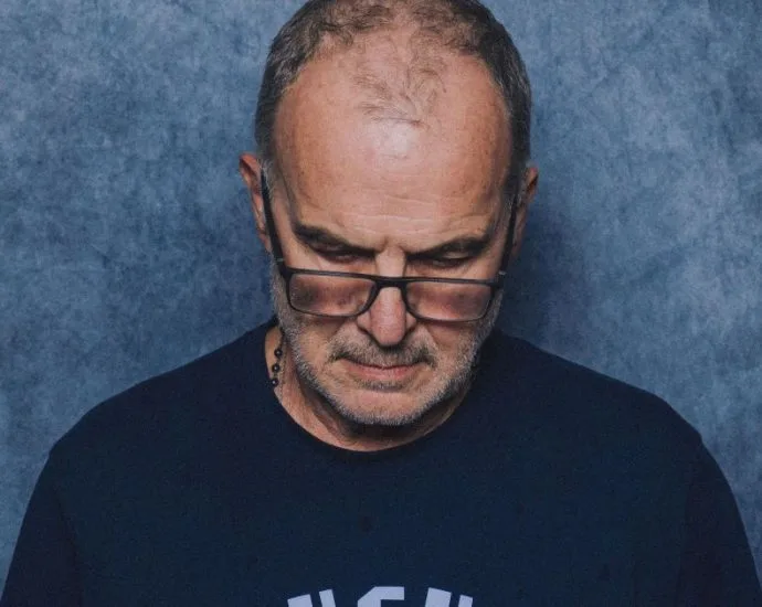 BIELSA EXPLICA REAÇÃO EM FOTOS OFICIAIS DA FIFA: "NÃO SOU MODELO"