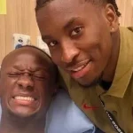 Zagueiro Moïse Bombito compartilha momento com Ismaël Koné após lesão grave no hospital
