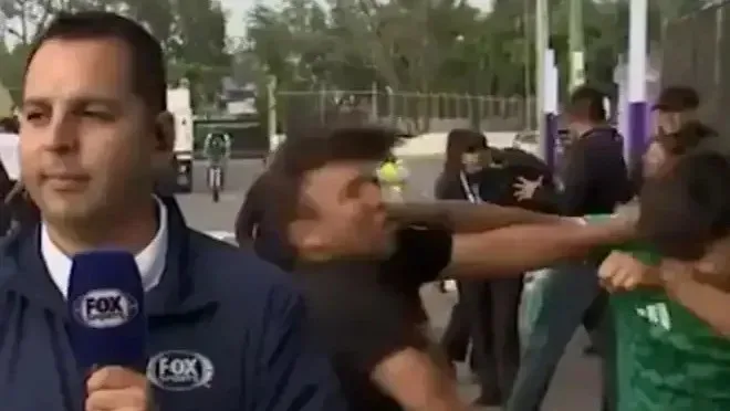 MEXICANOS TROCAM SOCOS AO VIVO APÓS ESTREIA DA COPA DO MUNDO