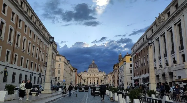 Papa promove diálogo sobre proteção de menores e combate a abusos clericais em Roma