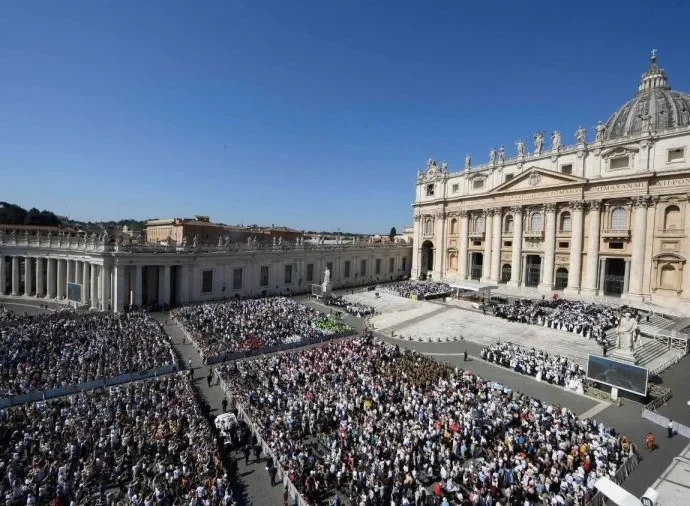Testemunhos de Fraternidade e Coragem Marcam Audiência Geral com o Papa
