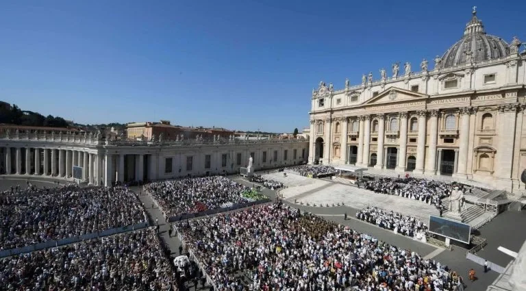Testemunhos de Fraternidade e Coragem Marcam Audiência Geral com o Papa
