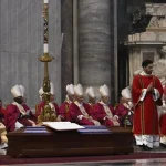 Líderes religiosos prestam homenagem ao cardeal Ruini em missa de exéquias