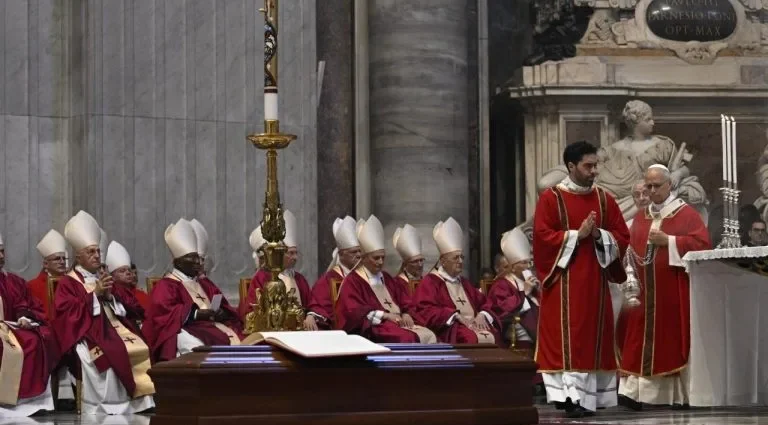 Líderes religiosos prestam homenagem ao cardeal Ruini em missa de exéquias