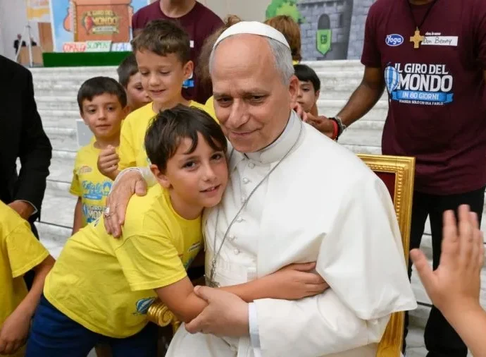 Papa Leão XIV alerta crianças sobre dependência tecnológica durante Colônia de Férias no Vaticano