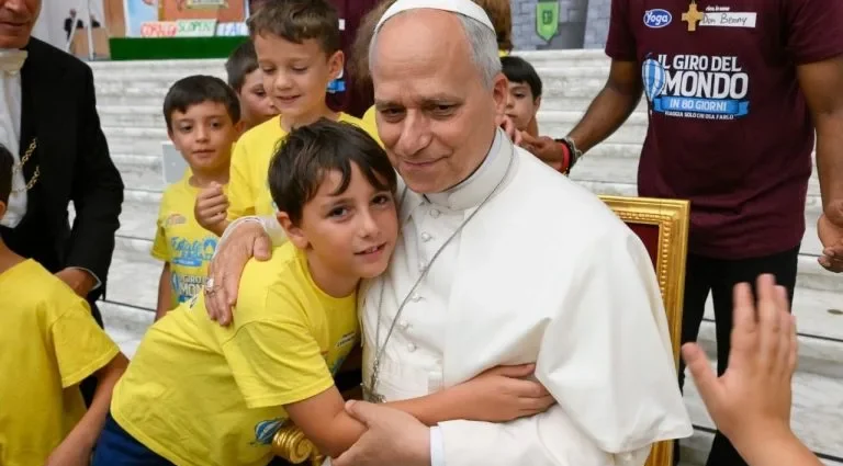 Papa Leão XIV alerta crianças sobre dependência tecnológica durante Colônia de Férias no Vaticano