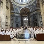 Missa na Basílica de São Pedro reúne 800 padres em celebração especial
