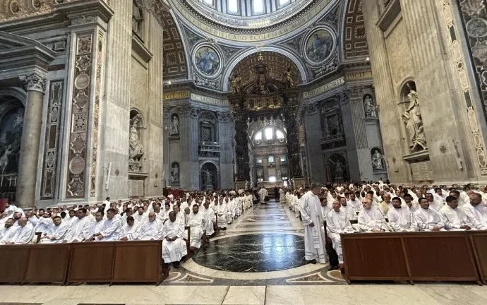 Missa na Basílica de São Pedro reúne 800 padres em celebração especial