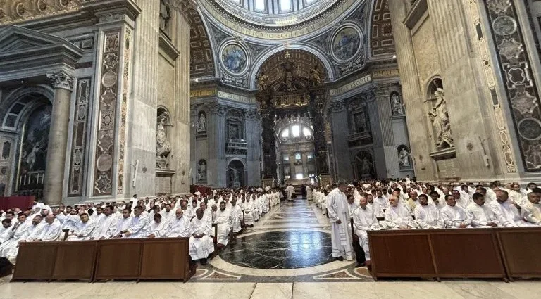Missa na Basílica de São Pedro reúne 800 padres em celebração especial