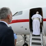 Leão XIV retorna a Roma em avião do rei da Espanha após incidente técnico