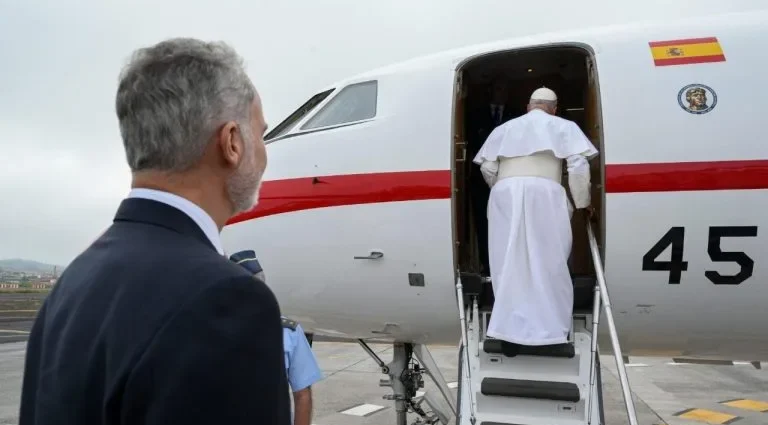 Leão XIV retorna a Roma em avião do rei da Espanha após incidente técnico