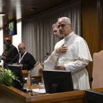 Papa encerra Consistório com apelo à paz em meio à polarização