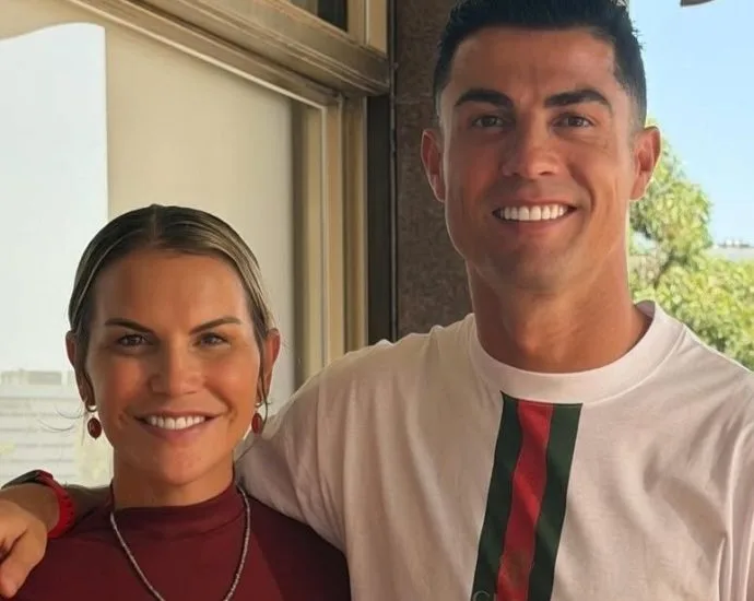 IRMÃ DEFENDE CRISTIANO RONALDO APÓS CRÍTICAS E IRONIZA: "VELHO DE MULETAS" IRMÃ DEFENDE CRISTIANO RONALDO APÓS CRÍTICAS E IRONIZA: "VELHO DE MULETAS"