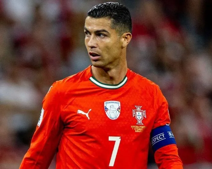 CRISTIANO RONALDO DISPUTA COPA COM COMPANHEIROS QUE ERAM CRIANÇAS CRISTIANO RONALDO DISPUTA COPA COM COMPANHEIROS QUE ERAM CRIANÇAS
