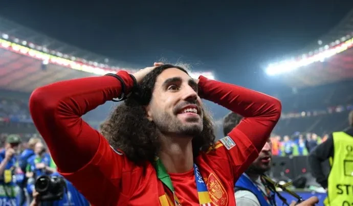 Cucurella traz pijama da esposa como amuleto para a Copa do Mundo Cucurella traz pijama da esposa como amuleto para a Copa do Mundo