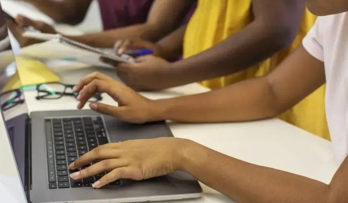 MEC apresenta guia para uso de recursos digitais na educação básica