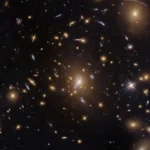 Telescópio Hubble captura impressionante imagem de aglomerado de galáxias