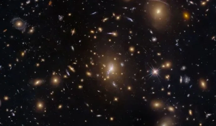 Telescópio Hubble captura impressionante imagem de aglomerado de galáxias
