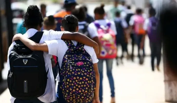 Reprovação de alunos no ensino médio cai 62% em três anos, segundo MEC