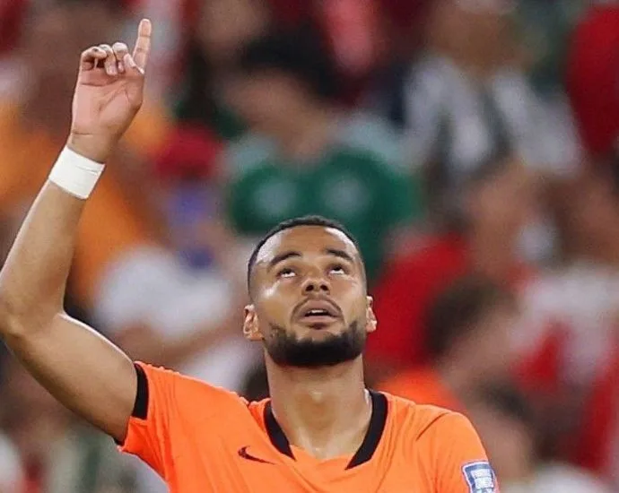 GAKPO SE EMOCIONA AO MARCAR GOL NA COPA DO MUNDO APÓS PERDA