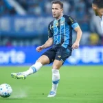 Grêmio anuncia saída do meio-campista Arthur após negociações frustradas