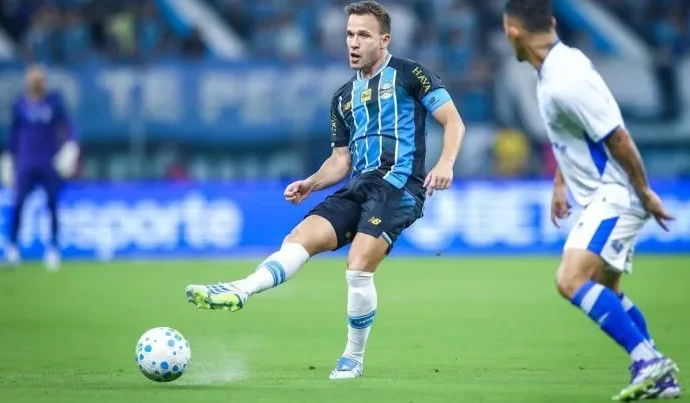 Grêmio anuncia saída do meio-campista Arthur após negociações frustradas