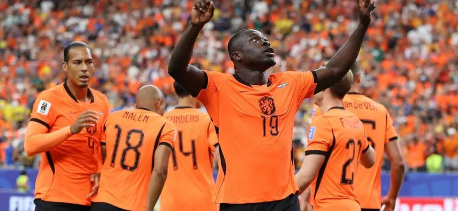 HOLANDA DERROTA SUÉCIA COM SHOW DE BROBBEY E GAKPO NA COPA DO MUNDO