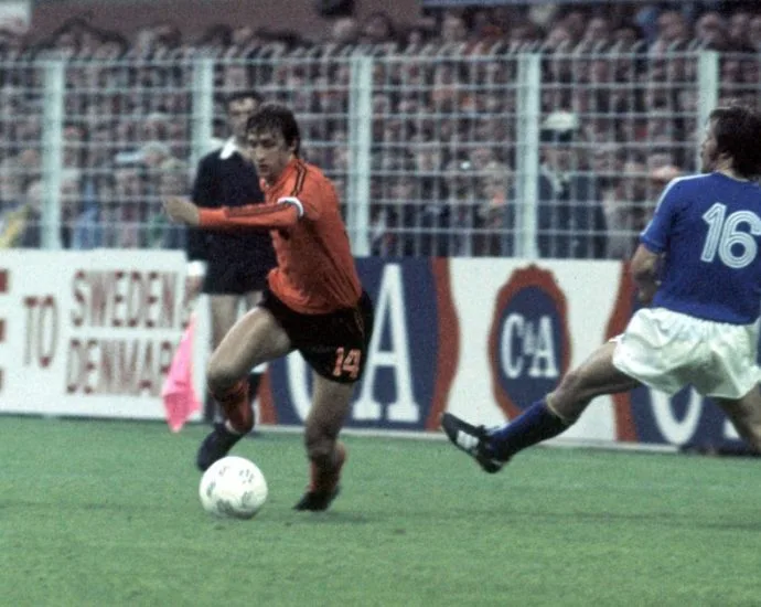 HOLANDA X SUÉCIA: RELEMBRE CRUYFF E A LARANJA MECÂNICA