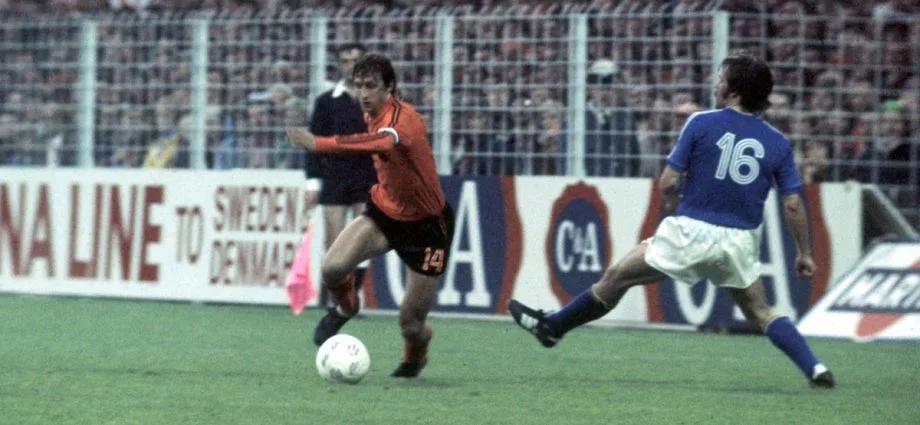 HOLANDA X SUÉCIA: RELEMBRE CRUYFF E A LARANJA MECÂNICA