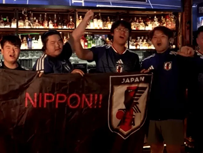 ESPORTE É ESPORTE: TORCEDORES CHINESES APOIAM O JAPÃO NA COPA DO MUNDO